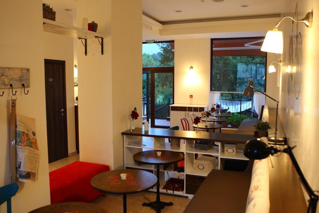 Hotel Par Avion Apriłci Zewnętrze zdjęcie