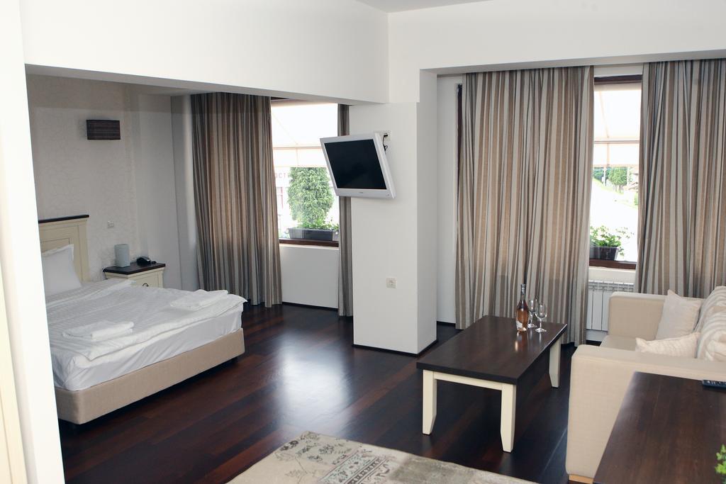 Hotel Par Avion Apriłci Zewnętrze zdjęcie