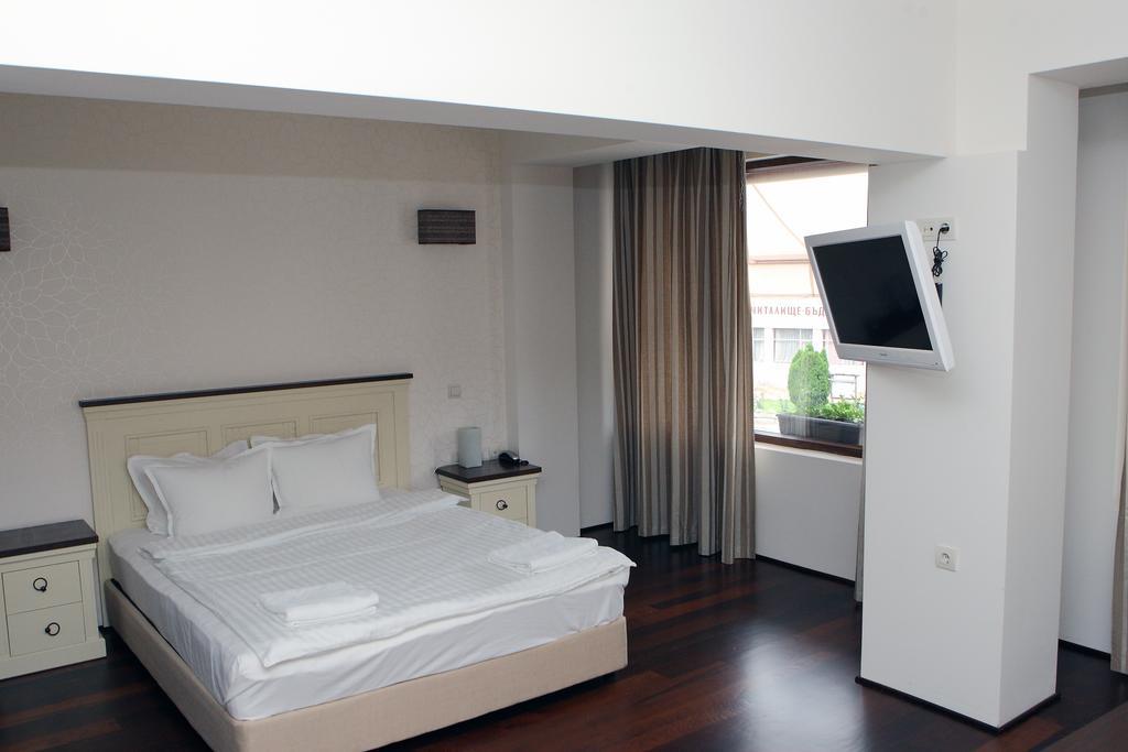 Hotel Par Avion Apriłci Zewnętrze zdjęcie